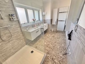 Cloakroom/shower room- click for photo gallery